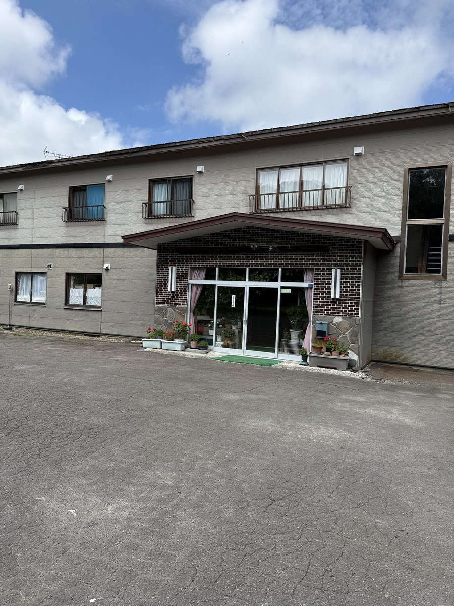 iguas1's tweet photo. 霧の摩周湖を久しぶりに見て6湯目は弟子屈町の川湯温泉　ホテル開紘さんへ日帰り入浴400円

中々強烈な硫黄泉です

ちょっと温めの浴槽と熱い浴槽があったけど熱い浴槽は鬼熱でした

私にドハマりな昭和の雰囲気の湯治宿なので今度はゆっくり泊まって入りたい♨️
浴槽写真はHP https://t.co/D1T386gBtI