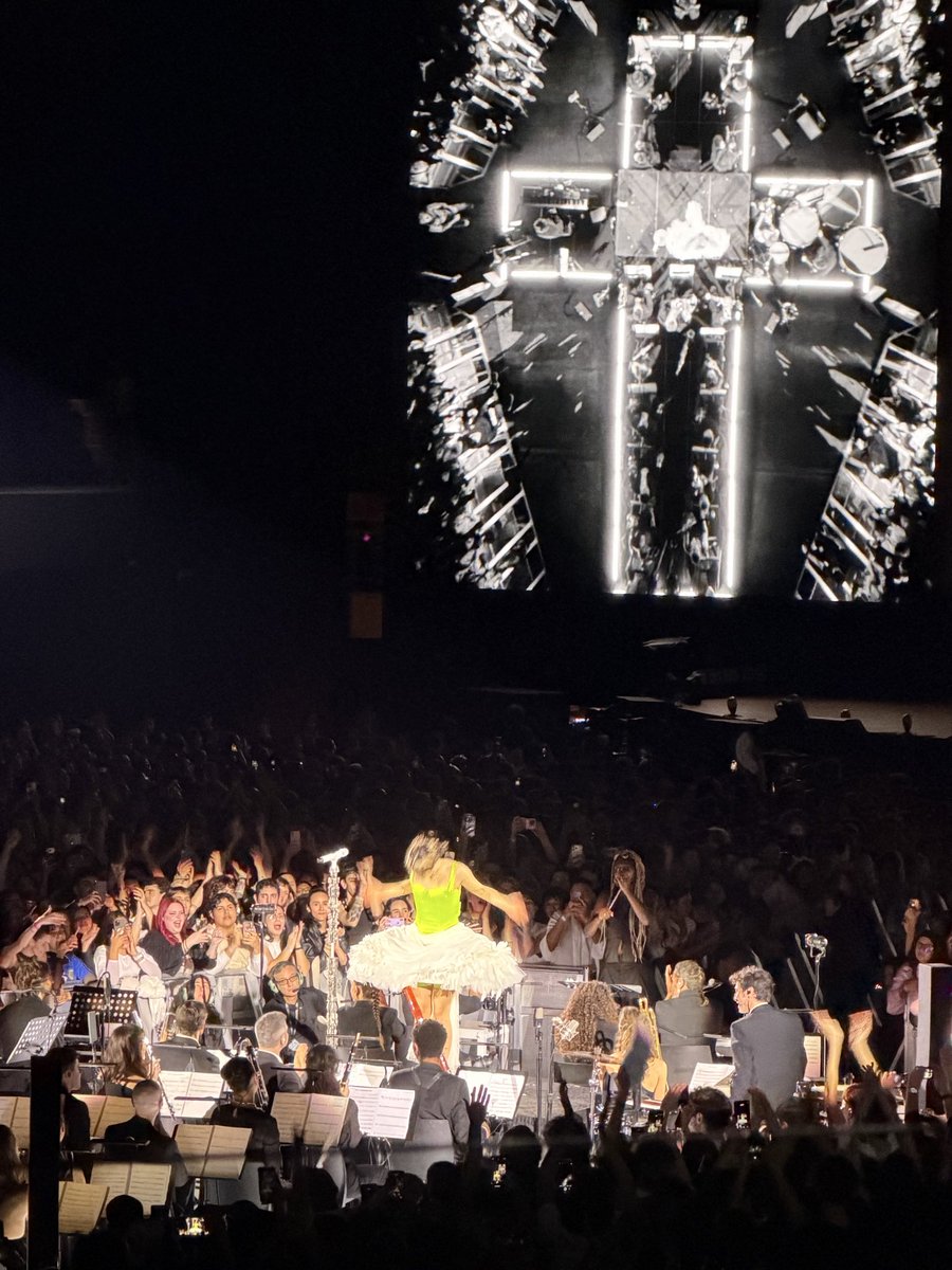 atouniverse's tweet photo. mis fotos favoritas del show < 3 https://t.co/ouukcbkXmv