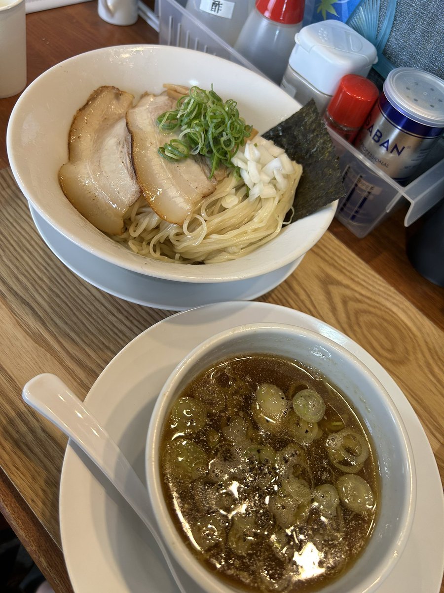 hinamako2's tweet photo. IZANOW！！！！！

煮干しつけ麺！！！！！

熱っ熱つのつけ汁が堪らなくうまいんです😋

〆に無料ライスでニボ茶漬けで完全整いました☺️ https://t.co/yVQrcRUqIK