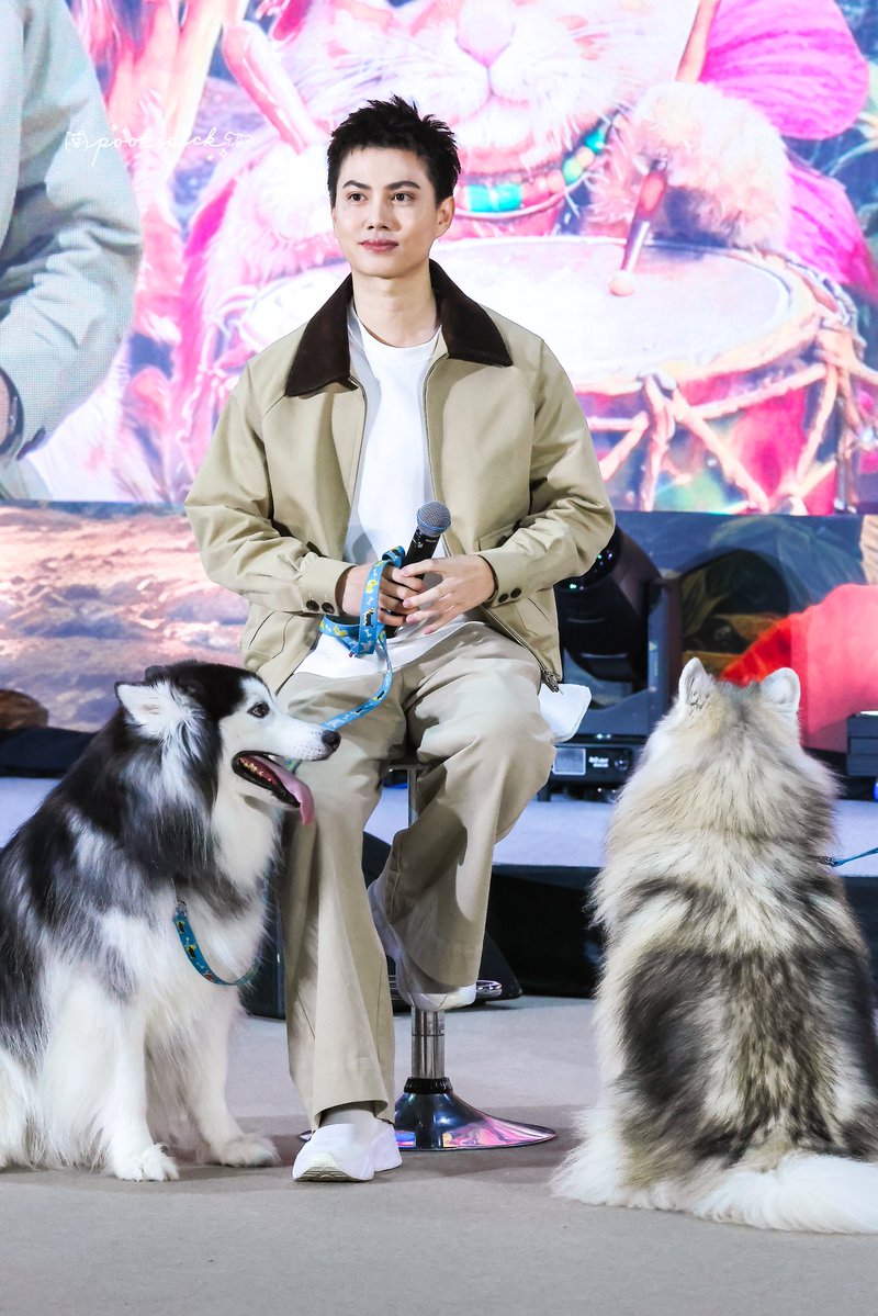 perfexx563's tweet photo. บอดี้การ์ดสุดน่ารัก 🐶🐶 

@bb_benzalert #BENZALERT https://t.co/hjYoRYtaKi