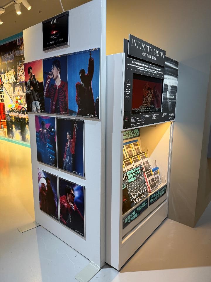 SHIBUYA_T_MUSIC's tweet photo. 【#ØMI】
LIVE Blu-ray&amp;DVD『ØMI LIVE 2026 ～INFINITY MOON～』が本日入荷🎤
約4年ぶりの過去・現在・未来を表現する3DAYSライブ✨️
シブツタ地下2Fでは発売を記念して、パネル展示&amp;プレゼント抽選キャンペーン開催中🎁
展示・キャンペーン期間：8月9日(日)まで https://t.co/VYoJjryRlQ