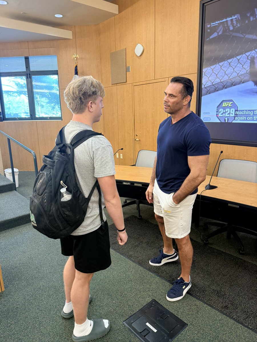 MasonCometsFB's tweet photo. Thank you @RichFranklin for spending time with our team today and sharing your knowledge and words of wisdom. We truly appreciate your support! #Hunt65 https://t.co/E7fWMEjcIO