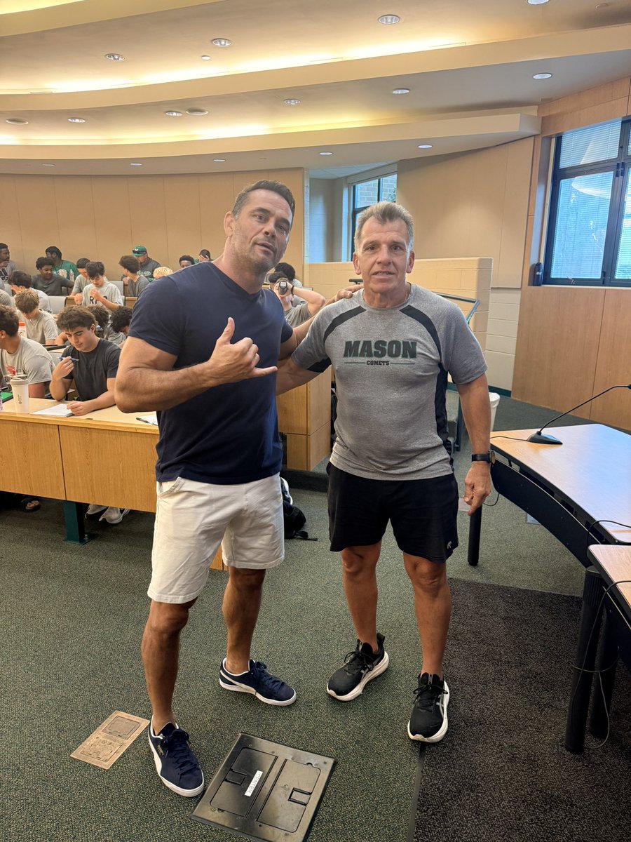 MasonCometsFB's tweet photo. Thank you @RichFranklin for spending time with our team today and sharing your knowledge and words of wisdom. We truly appreciate your support! #Hunt65 https://t.co/E7fWMEjcIO