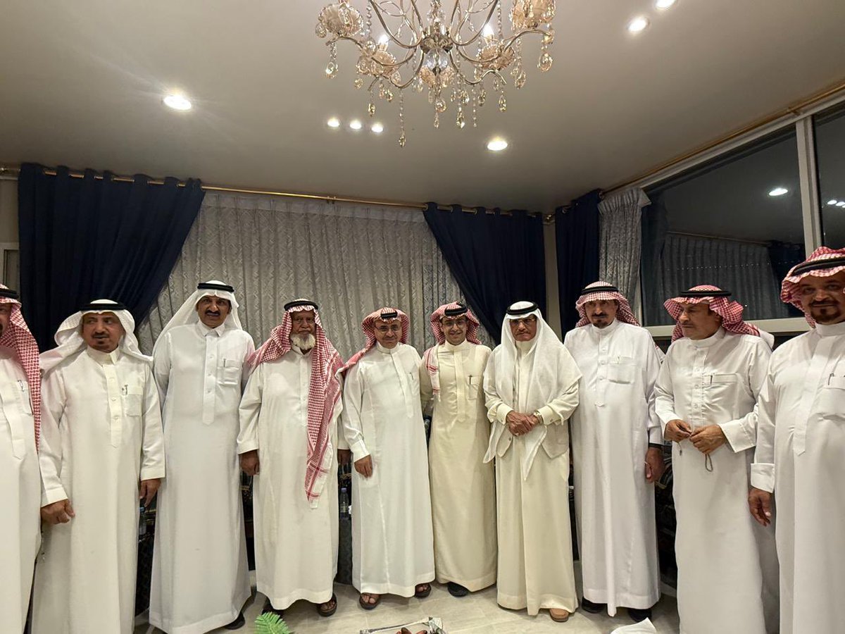 AlshehriLive's tweet photo. في حضرته تلجم تفاصيلُ اهتمامه بمن يزوره كل َمن يحاول التعبير عن كرمه ودماثة خلقه ونبل تعامله ، إنه الشيخ الكريم إبن الكرام عبدالعزيز  بن رقوش الذي تشرفت بزيارته بحضور معالي أخيه الدكتور جمعان @Drbenragosh ، رفقةَ العزيزين ؛البروفيسور صالح الزهراني @drsalehalzahran وأ. علي هجاد @bin_hajjad وعدد من الأحبة.