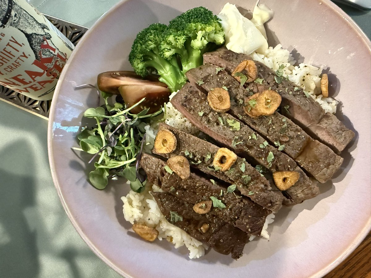 kall77777's tweet photo. 晩ご飯はリクエストのステーキ丼♬
ガーリックたっぷりで美味い🙌
ローカルビールは5.6%です😊 https://t.co/gBCPKhBzgu