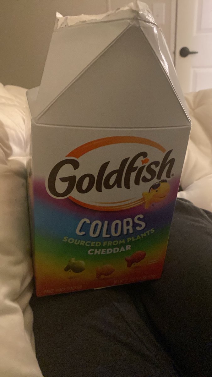 aniimethighs's tweet photo. Im eating rainbow goldfish so gay ppl know that I support them 🤗 #happypride https://t.co/C2gTkVszfq