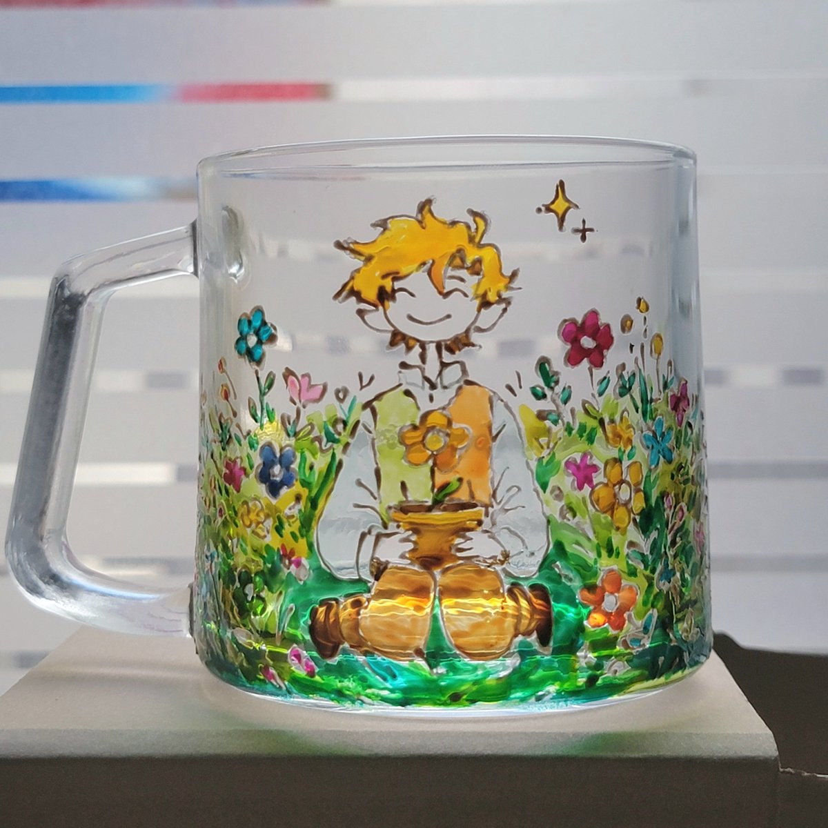 blucorvus's tweet photo. drew flowery on a cup :D https://t.co/Oyv8Gv7s8q