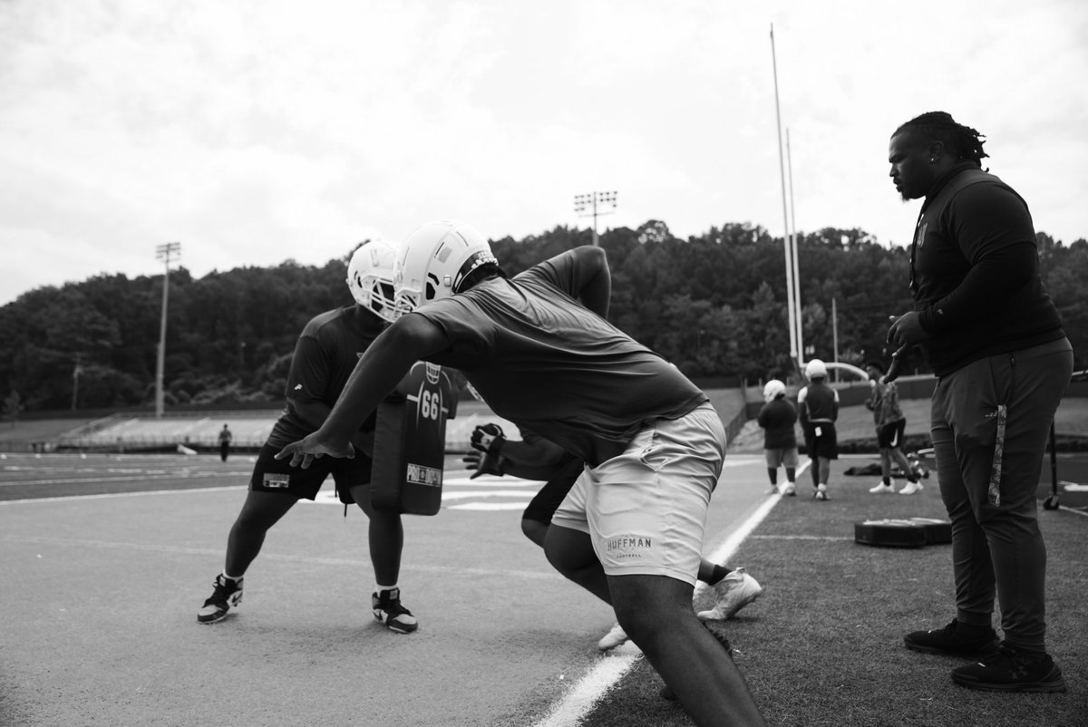 Huffman_ViksFB's tweet photo. Fall Camp Day1️⃣ #WhyNotHuffman @HallTechSports1 @DexPreps @huffman_ad @BCS_districtAth @DownSouthFb1 https://t.co/cJmF9X3Diq