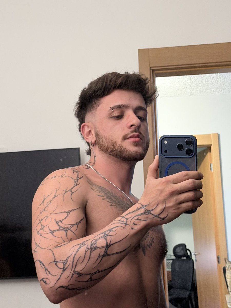 gabgotardo's tweet photo. obsessed na linha tatoo https://t.co/ih76CbNCU3