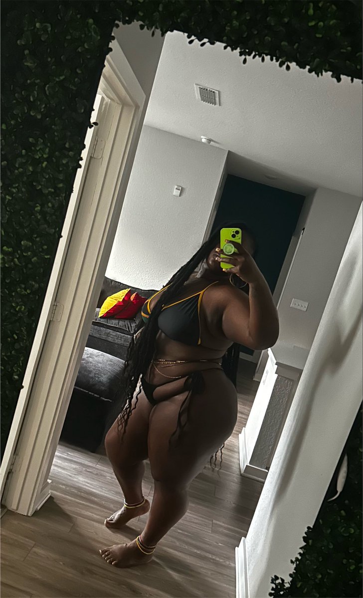 FatGirlCoco's tweet photo. likkle chocolate ting 🍫🌞 https://t.co/FFW6Bqmfel