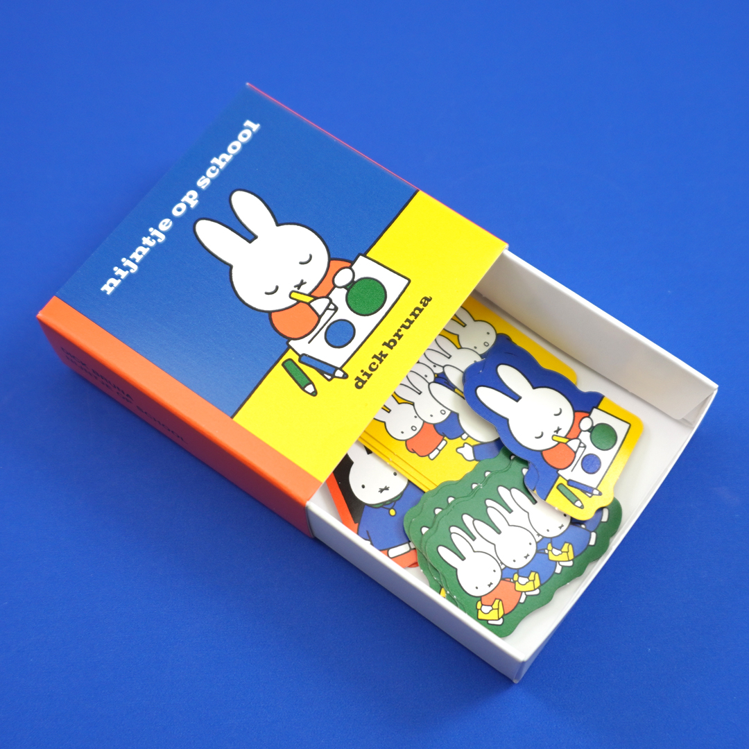 miffy_style_t's tweet photo. ●2026年8月8日(土)ノベルティDAYスタート●

8月8日(土)より、ノベルティDAYを開催します。
3,300円(税込)以上お買い上げのお客様に
フレークステッカーをプレゼント♪

【うさこちゃん　がっこうへいく】の絵本型ボックスに4種のステッカーが入っています✨

▼詳細はこちら
https://t.co/Hz33GtX6F4 https://t.co/ybuYQUsjxf