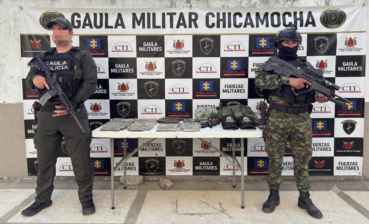 COL_EJERCITO's tweet photo. 🔴🕠📢 #LaPrimeraDelDía | Ubicado depósito ilegal del GAO Autodefensas Conquistadoras de la Sierra en la vereda Llaneros, de Rionegro, #Santander

Gracias a información de inteligencia del @GaulaMilitares Chicamocha, tropas de la #QuintaBrigada de @Ejercito_Div2, junto a la @PoliciaColombia fueron incautados más de 1000 cartuchos de diferentes calibres, proveedores para fusil, chalecos, prendas alusivas a este grupo armado y un equipo de comunicaciones, material que pretendía fortalecer su accionar criminal.

#ContundenciaOperacional
#PatriaHonorLealtad