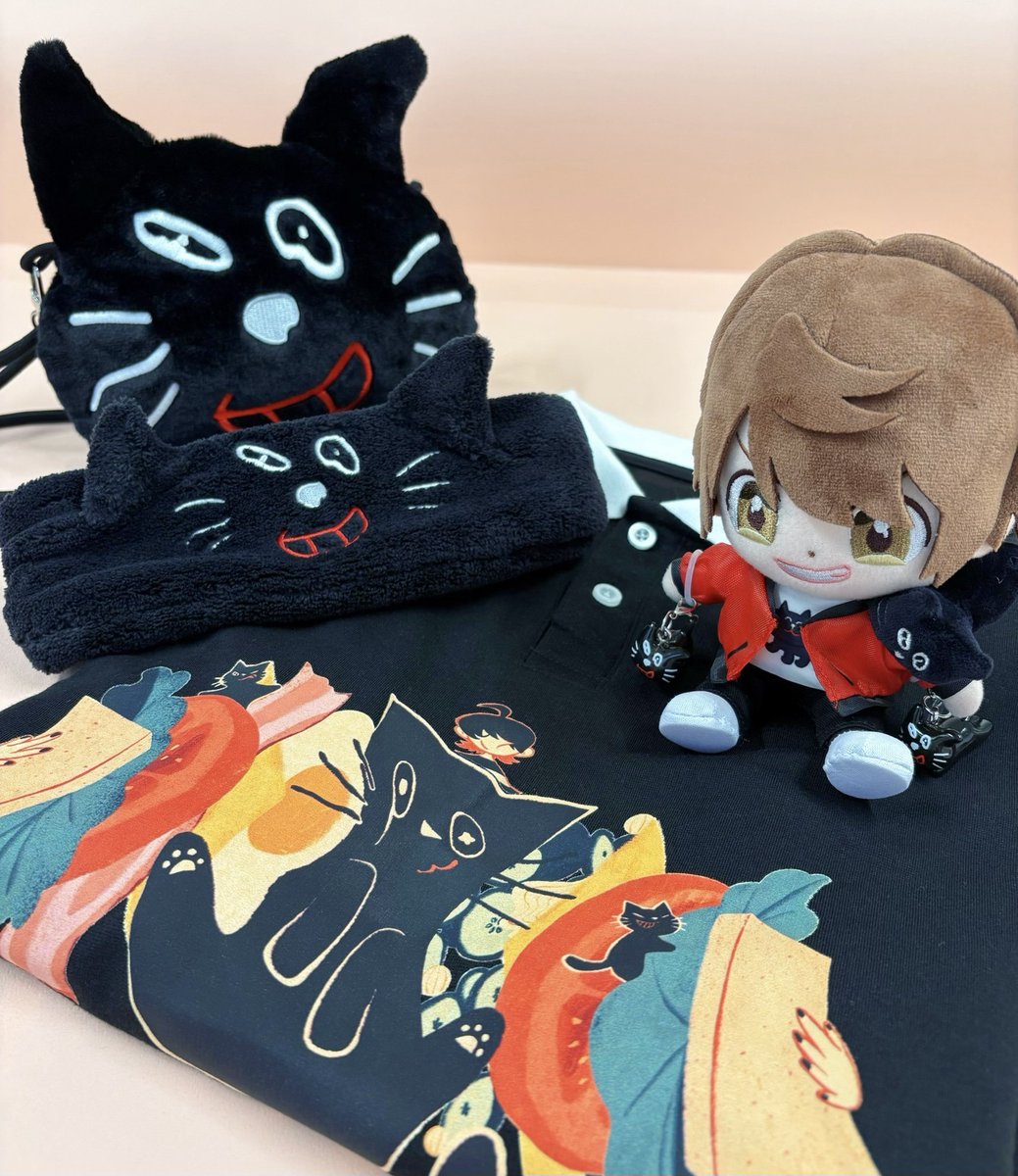 kiyo_info's tweet photo. 『TOP4 in TOKYO DOME 2Days』
キヨ個人グッズをご紹介！

☆キヨ＆キヨ猫ぬいぐるみ
髪型や服装、肩に乗ったキヨ猫など、こだわりの詰まった初の"キヨ"ぬいぐるみです！
イベント当日は、キヨ本人がぬいぐるみと同じ格好で登場しました！

☆キヨ猫めじるしアクセサリー（2種セット）
腹ばいキヨ猫とお散歩キヨ猫の2種セットで、傘につけてめじるしにしたり、ポーチにつけてチャームにしたり、いろいろな使い方ができます！

☆キヨ猫ポロシャツ
サンドイッチの具の中に挟まれたキヨ猫イラストと、レイヤード風のデザインがおしゃれな1着です！

☆キヨ猫ヘアバンド
おうちでのリラックスタイムはもちろん、体を動かす時にも大活躍してくれるアイテムです！

☆キヨ猫もこもこショルダーバッグ
キヨ猫の顔の形をした、もこもこ手触りのショルダーバッグです！小ポケット付きなので小物を分けて入れられます！

グッズ事後通販のお申し込み期間は、8/12(水)23:59まで！
https://t.co/9qBOU9GKA1