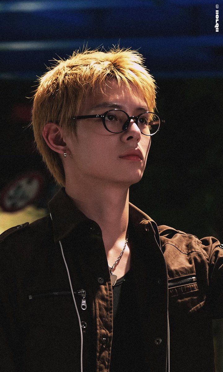 miufun4's tweet photo. wait a minute? is he an actor? https://t.co/Ri3sIOGWol