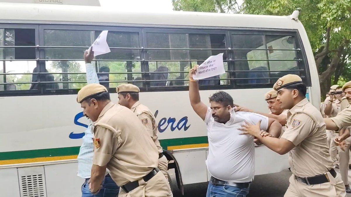 sumitsharmagzb's tweet photo. @crystal_ice_k @neha_laldas @NijiSachiv @Harshdubey9956 @RHAreforms @Bharat_Yatra_ Because Sumit likes to work on Ground which you all onliners ignore : Before CJP 5June26 Dharmendra pradhan house protest and we got arrested and got no support from onliners and other social workers, but we make a difference  Post 8 https://t.co/Ljtpa584bx