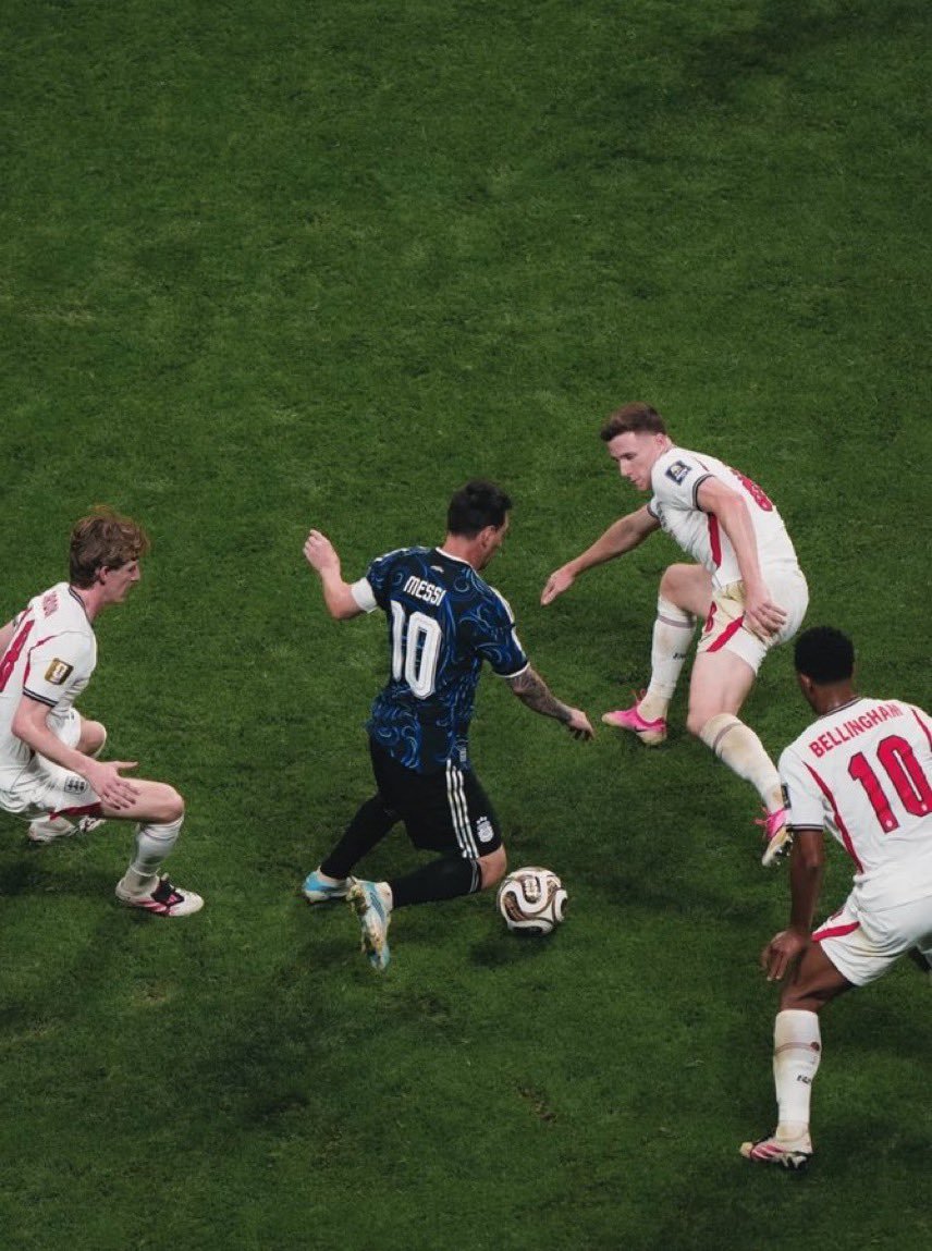 RoyNemer's tweet photo. Lionel Messi at 39 years of age vs. England. Semi finals of the World Cup. 🇦🇷 https://t.co/bswJRFiCnJ