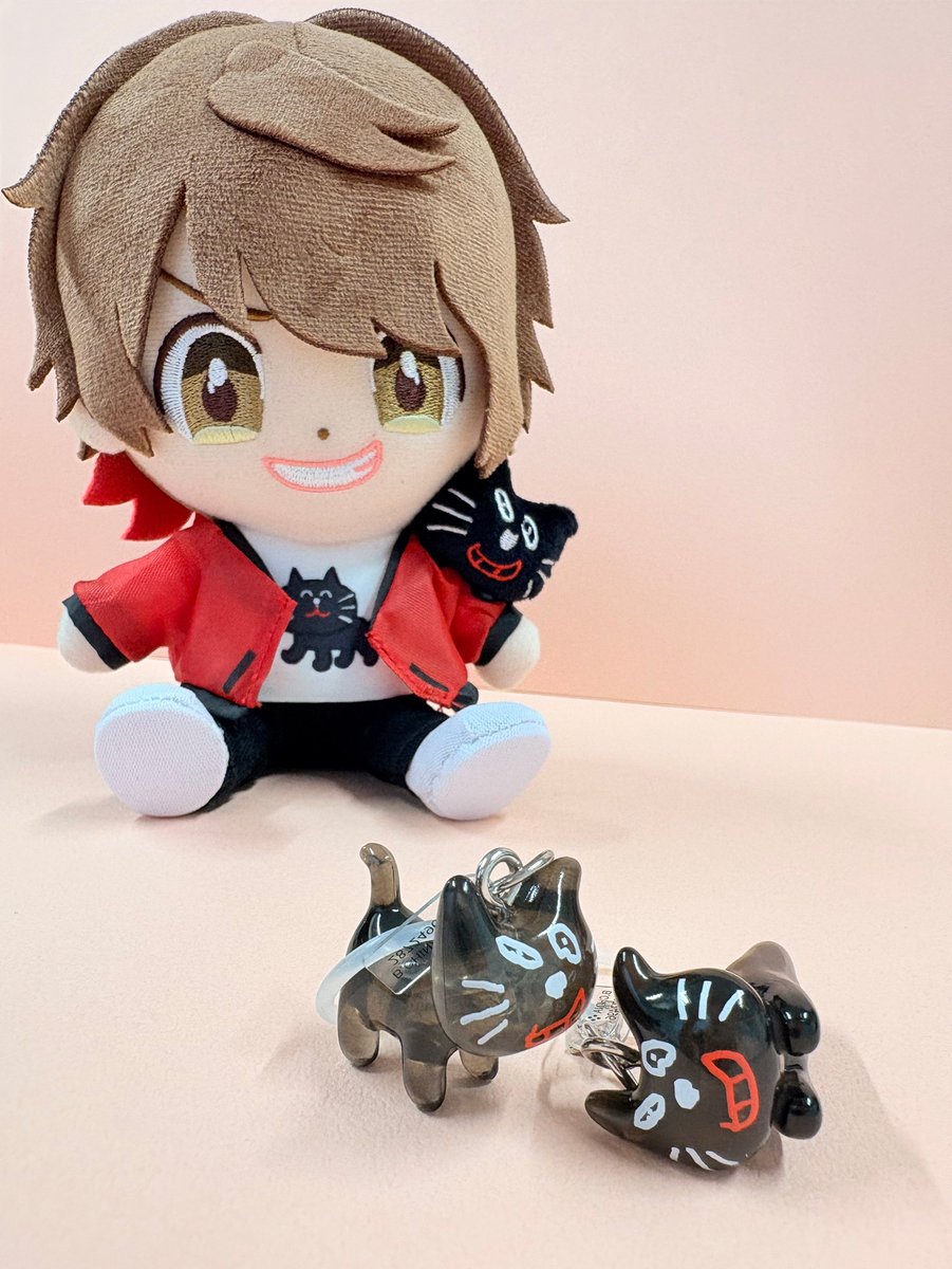 kiyo_info's tweet photo. 『TOP4 in TOKYO DOME 2Days』
キヨ個人グッズをご紹介！

☆キヨ＆キヨ猫ぬいぐるみ
髪型や服装、肩に乗ったキヨ猫など、こだわりの詰まった初の"キヨ"ぬいぐるみです！
イベント当日は、キヨ本人がぬいぐるみと同じ格好で登場しました！

☆キヨ猫めじるしアクセサリー（2種セット）
腹ばいキヨ猫とお散歩キヨ猫の2種セットで、傘につけてめじるしにしたり、ポーチにつけてチャームにしたり、いろいろな使い方ができます！

☆キヨ猫ポロシャツ
サンドイッチの具の中に挟まれたキヨ猫イラストと、レイヤード風のデザインがおしゃれな1着です！

☆キヨ猫ヘアバンド
おうちでのリラックスタイムはもちろん、体を動かす時にも大活躍してくれるアイテムです！

☆キヨ猫もこもこショルダーバッグ
キヨ猫の顔の形をした、もこもこ手触りのショルダーバッグです！小ポケット付きなので小物を分けて入れられます！

グッズ事後通販のお申し込み期間は、8/12(水)23:59まで！
https://t.co/9qBOU9GKA1