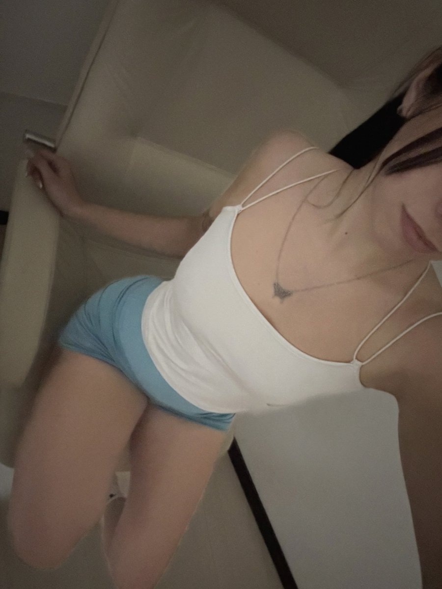 princessfntasy7's tweet photo. current energy is a solid mix of 🫠 and ☁️ https://t.co/l1ee9Li8bl