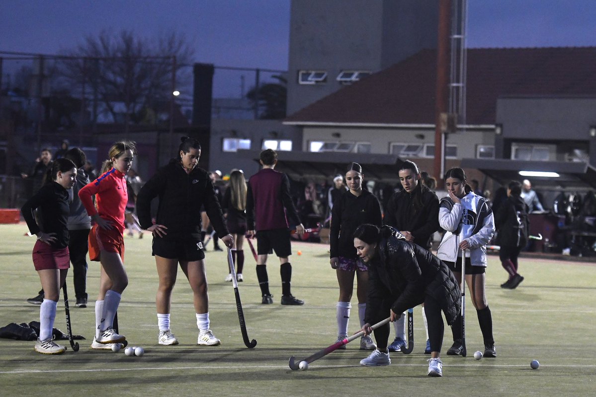 clublanus's tweet photo. Clínica de hockey en el Club Atlético Lanús  🏑

📍 Se realizo en el Polideportivo, para niños y niñas de Quinta a Novena División.

🇦🇷 La ex Leona Noel Barrionuevo, campeona del mundo y medallista olímpica, estuvo a cargo de la jornada compartiendo su experiencia, conceptos técnicos y vivencias de la alta competencia.

#OrgulloGranate 🇱🇻