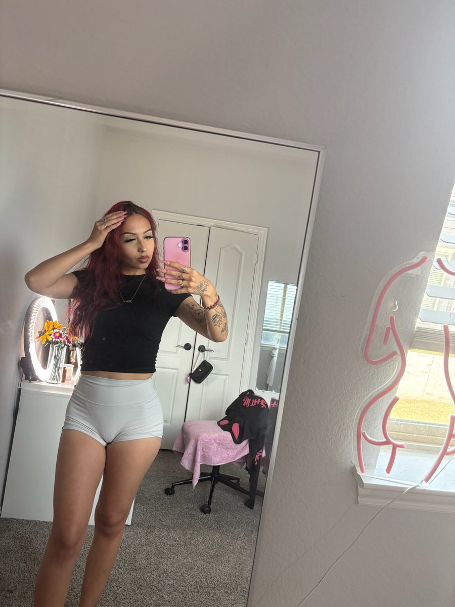 miamillionss's tweet photo. say “hi” if i’m your type 😗 https://t.co/PZBUlA6v4b