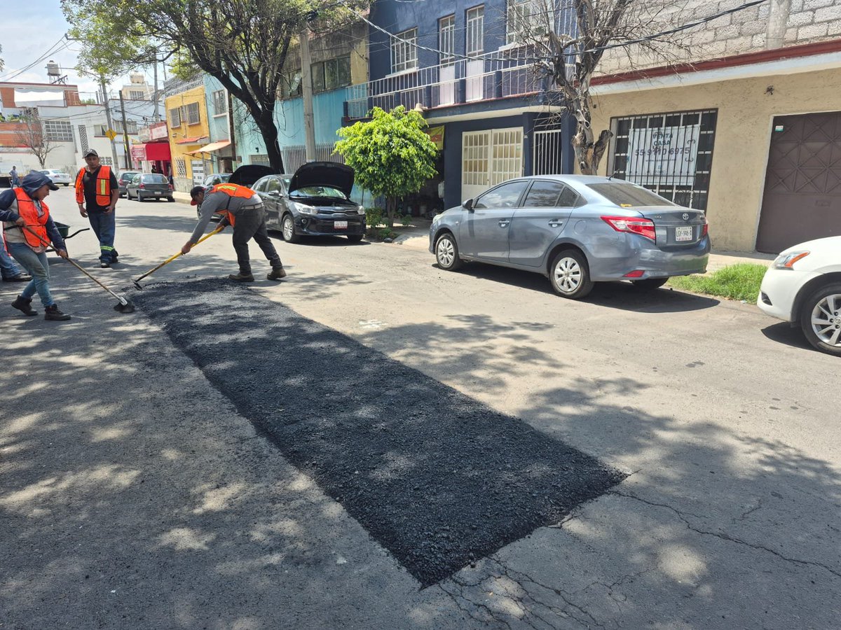 NancyNunezmx's tweet photo. Seguimos mejorando nuestras calles. 🚧

Realizamos trabajos de bacheo en la colonia Euzkadi para que las y los vecinos cuenten con vialidades más seguras y en mejores condiciones. https://t.co/nwNfL8dTD1