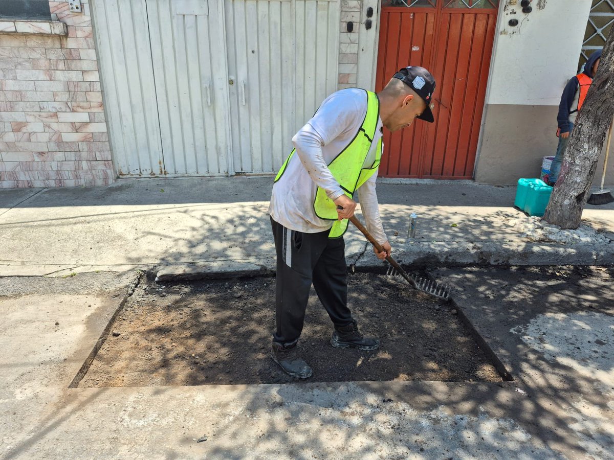 NancyNunezmx's tweet photo. Seguimos mejorando nuestras calles. 🚧

Realizamos trabajos de bacheo en la colonia Euzkadi para que las y los vecinos cuenten con vialidades más seguras y en mejores condiciones. https://t.co/nwNfL8dTD1