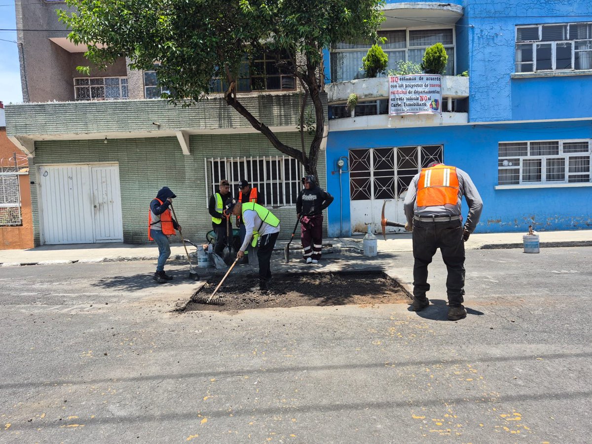 NancyNunezmx's tweet photo. Seguimos mejorando nuestras calles. 🚧

Realizamos trabajos de bacheo en la colonia Euzkadi para que las y los vecinos cuenten con vialidades más seguras y en mejores condiciones. https://t.co/nwNfL8dTD1