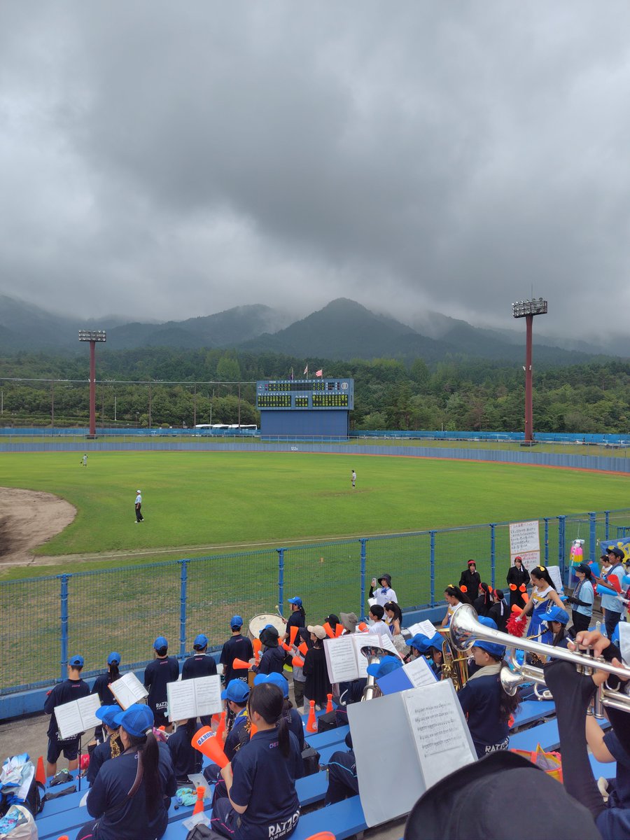 syoseiM's tweet photo. 本日は中津川球場にて野球応援です。
え？県大会は終わっただろって？
軟式野球部の東海大会決勝です！！
今日も全力で応援しつつ、甲子園球場のレギュレーションを意識しての全力応援！
頑張れ中京高校軟式野球部！
#中京高校
#吹奏楽部
#野球応援
#バファエール
#打ち砕け
#決めてくれ
#アオナツ https://t.co/oemUUxN8c9