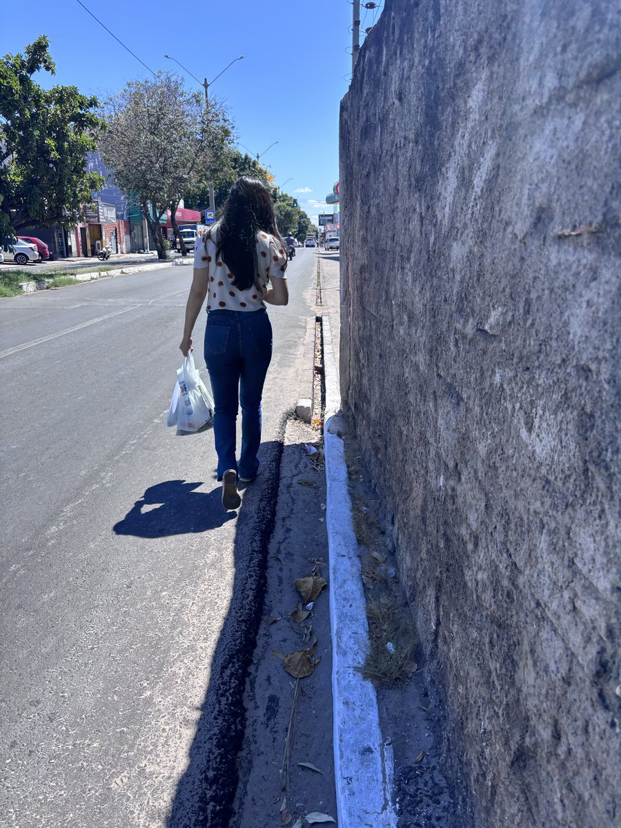 UEstudar8440's tweet photo. @prefdeteresina , isso é um muro de um Condomínio no Bairro Do Dirceu - de nome Guanabara, que avançou o muro e as pessoas precisam correr o risco em ser atropelado na Avenida. Pode isso Arnaldo ? https://t.co/ie4Ay1cYos