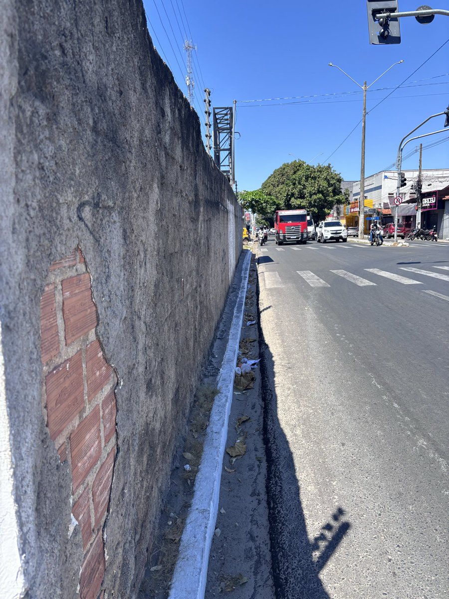 UEstudar8440's tweet photo. @prefdeteresina , isso é um muro de um Condomínio no Bairro Do Dirceu - de nome Guanabara, que avançou o muro e as pessoas precisam correr o risco em ser atropelado na Avenida. Pode isso Arnaldo ? https://t.co/ie4Ay1cYos