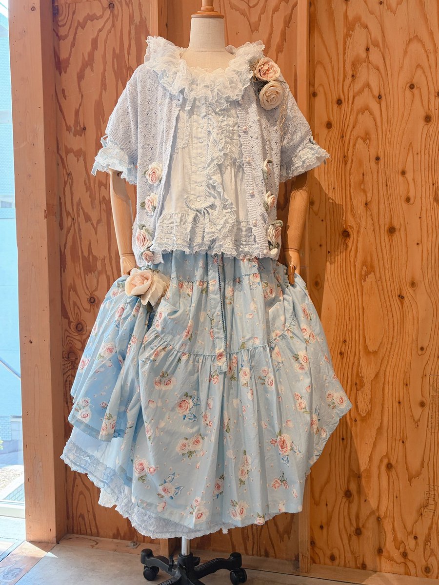 omotesando_PH's tweet photo. 皆様おはようございます♡
本日も11時より開店いたしました〜✨
ご来店心よりお待ちしております♩

Rose Pearlモチーフ使いニットカーディガン
¥52,800

存在感のあるバラモチーフがいくつもあしらわれたニットカーディガン🌹
パールも付いていて華やかです🫧°・*

🐑🐑🐑

#ピンクハウス　#PINKHOUSE https://t.co/QvvPBcjrsV