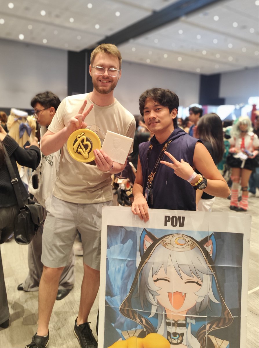 Zukunn7's tweet photo. Got to share a photo with a gacha content creator @braxophone and gifted him his old logo and his anime profile in a form of a 3d print. And ngl, the interactions I had with him have been so wholesome it made me feel giddy. I'm just SoulGlad he enjoyed the gift! #HoyoFest https://t.co/z2Q9gfY6JF