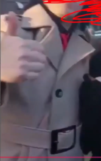 jonatancrane's tweet photo. @astorehdrmp @ScrewCman @DevoxPosting basicamente un loqito de 28 años vestido asi era su fan pero como le hizo burla de lo down q era y quedo resentido y en una fiesta el loko fue a encararlo nose lo ataco por detras y le clavo un dedo en el ojo y le rompio el celu algo asi https://t.co/pPY4G6XMjk