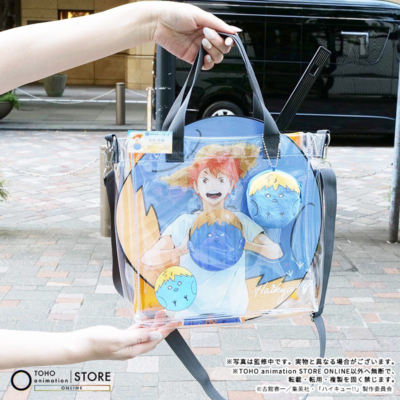 TOHOanimeSTORE's tweet photo. 【#ハイキュー!!】

＼　限定アイテム　／
ビーチボールビジュアルの「クリアバッグ（全6種）」を数量限定で好評販売中！

表にはアニマルビーチボールをデザイン！
裏面はキャラカラー＆背番号！
ショルダー紐は長さを調整できるので便利◎

別売りのダイカットアクリルパネルやジャンボうちわも入る、便利な容量！

＜店舗情報＞
 日比谷シャンテ店 ▷@TOHOenterSTORE
大阪・NU茶屋町店 ▷@TeS_OSAKA

🛒詳細はこちら
https://t.co/WfabjimbFW
#hq_anime