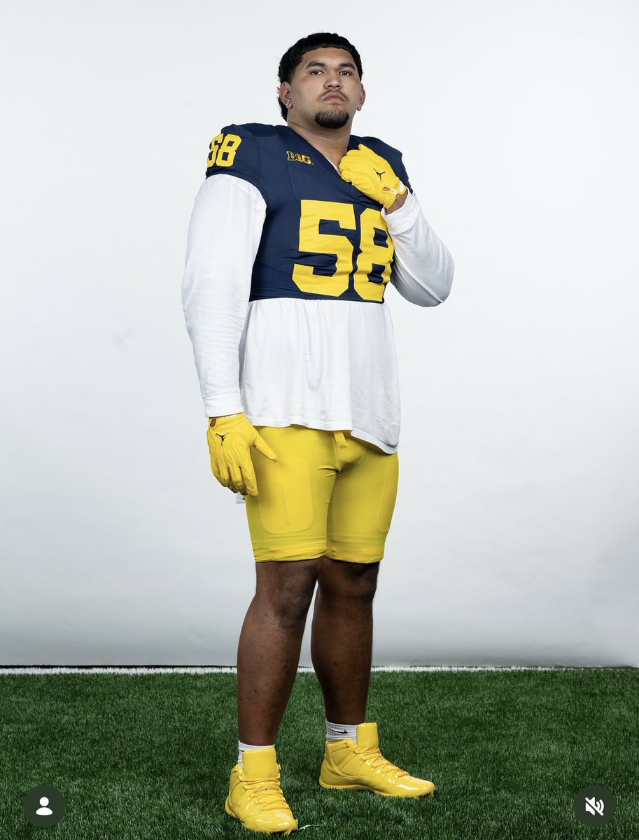 BriceMarich's tweet photo. #Michigan freshman OT Malakai Lee looks ready to go.

He might even be the biggest guy on the roster already at 6-foot-8, 345-pounds! https://t.co/LYzIKFLPfC
