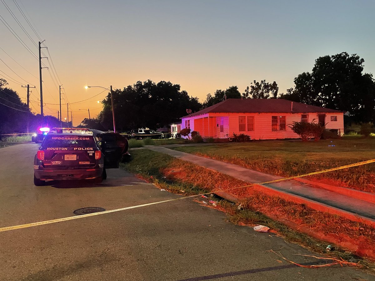 houstonpolice's tweet photo. Southeast officers are at a shooting scene 7100 Tierwester. Adult male transported in critical condition. 202 https://t.co/EIBRYcptZr