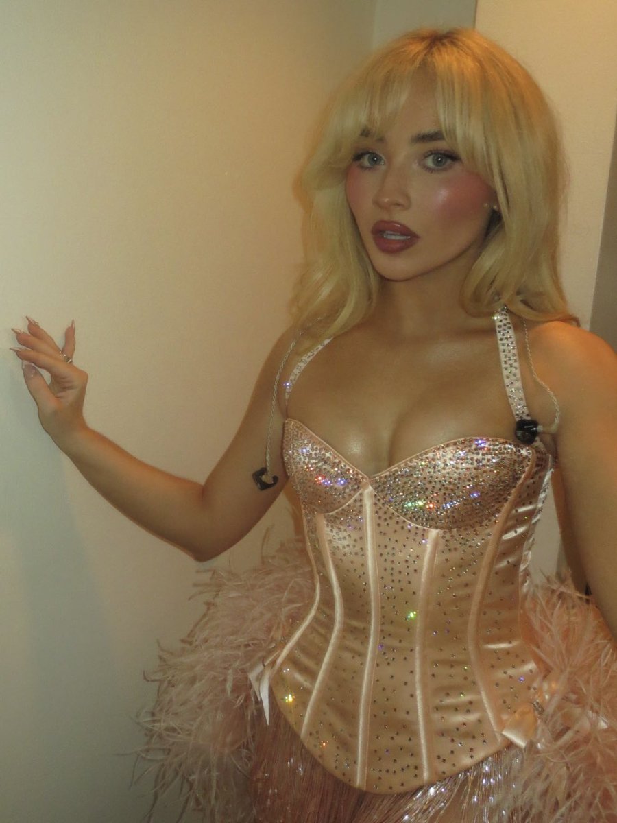 sabrinacraves's tweet photo. sabrina carpenter, dream girl https://t.co/1lcTlNB98w
