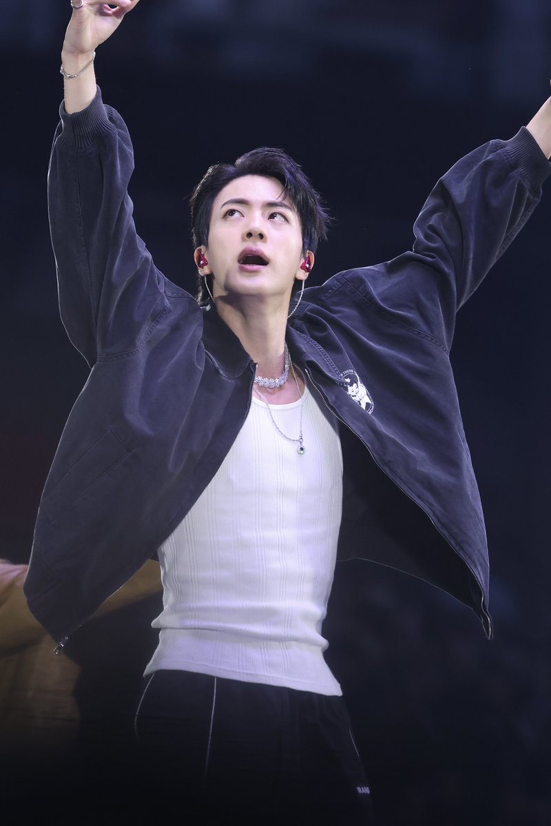 jin_suloveBTS's tweet photo. No caption needed  ⌛️🐺🔥🔥🔥 https://t.co/rhVH7Fn1U7