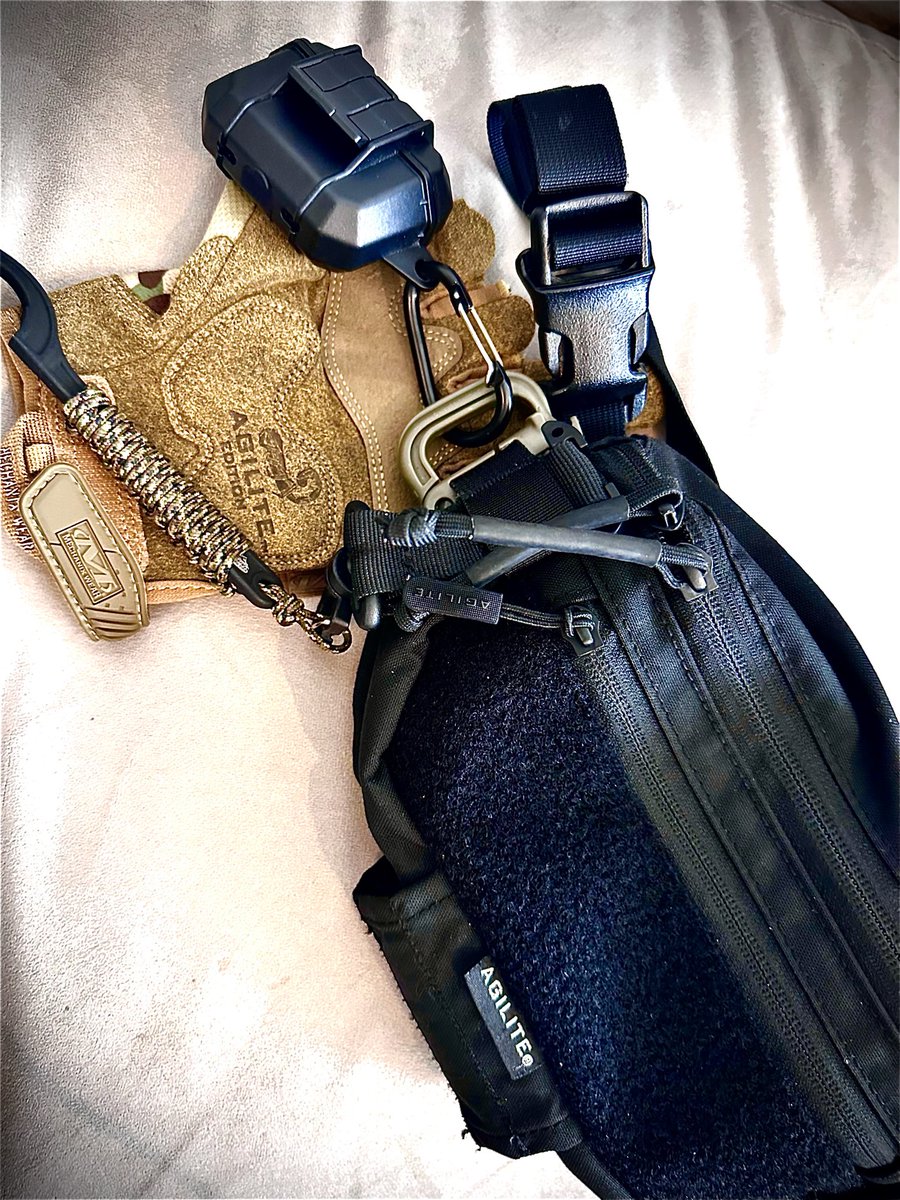 AGILITEFAN's tweet photo. 日常を極限まで高めるAgilite Six Pack Hanger Pouch。
サイドにはPELICANで武装したAirPodsをマウント。さらにパラコードカスタムのHook Castle Nut Wrenchを従え、細部まで隙なし。
実戦由来の機能美が、最高にスタイリッシュ。
#Agilite #PELICAN #TacticalGear https://t.co/hjlqXiyXdh