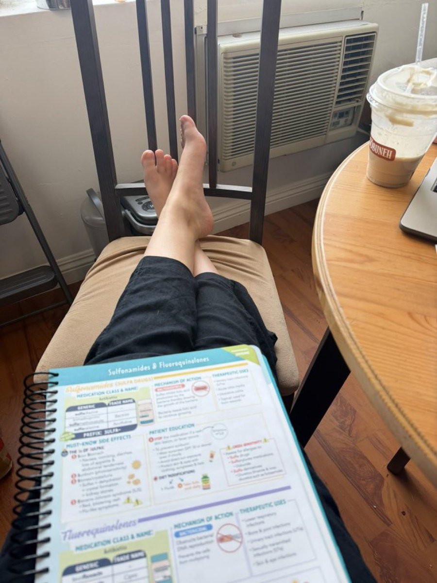 Ana009123's tweet photo. Cute feet deserve worshipping while princess studies 😇 https://t.co/KnYVuQBySY