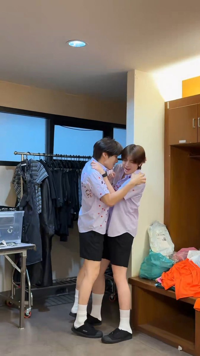 babybentenzly's tweet photo. ด่วน นักแสดงหนุ่มวายชื่อดังบ้านส้ม ตัวย่อ ตฟว. เกิดเหตุปะทะกันหลังเวที 
🫠🫠🫠🫠🫠🫠🫠🫠🫠 https://t.co/UBCVV9esmK