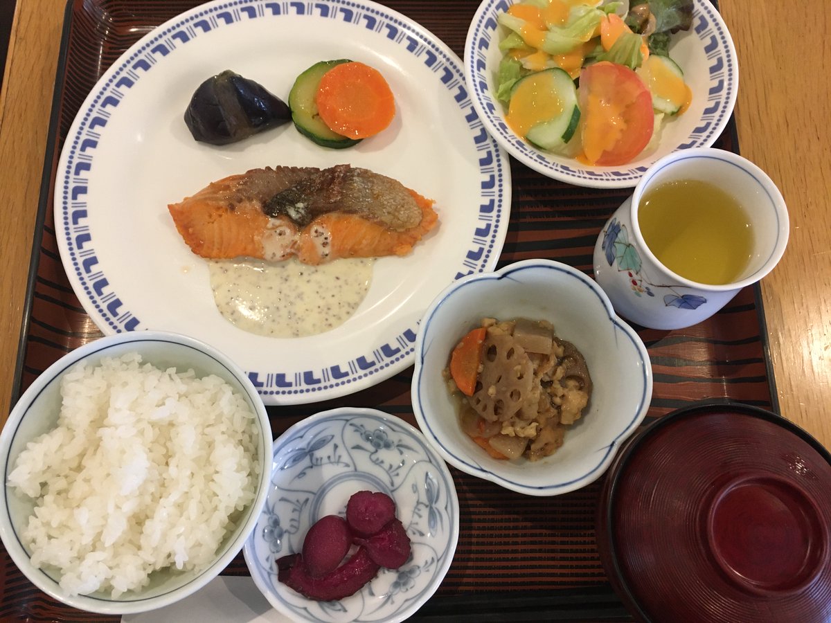 hotelastoria2's tweet photo. おはようございます。今朝は久しぶりに恵みの雨が降りましたね
＃日替わりランチ（980円）
・ポークのトマト煮込み←トマトの酸味がさっぱりとしたメインです
・サーモンのムニエル
☝テイクアウト出来ます
＃本日のデザート＋350円←ブラックベリーパイ＆バニラアイス
＃アストリア　＃徳島市ランチ https://t.co/WhUZfOANdj