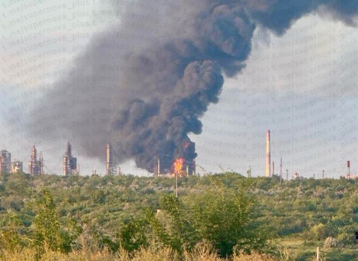 CasetaBosque's tweet photo. 🪖‼️‼️🇺🇦🇷🇺ÚLTIMA HORA🇷🇺🇺🇦‼️‼️🪖

⚡️Se reporta que múltiples drones ucranianos 🇺🇦 están atacando la refinería de petróleo de Syzran, Rusia 🇷🇺, ubicada a más de 800 kilómetros del frente.

La capacidad de esta refinería rusa 🇷🇺 se encuentra alrededor de 8,5 millones de toneladas al año, lo que supone el ~3% de la capacidad total de refinación del país.

Ucrania 🇺🇦 continúa con su campaña contra el corazón económico del Kremlin 🇷🇺.