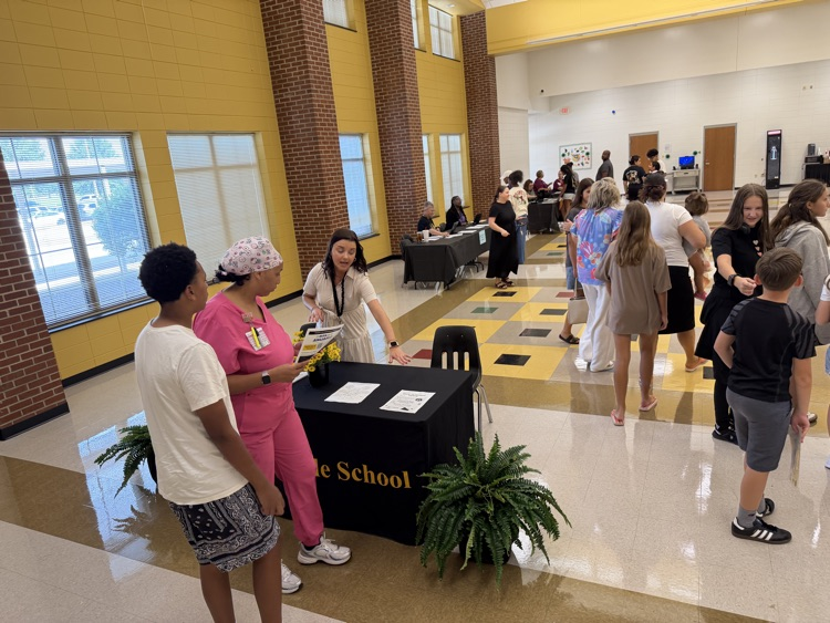 SpartanburgD5's tweet photo. Three more days til the 1st day of class, and we're all smiles at D.R. Hill Middle School! ππ€ #WeAreD5 https://t.co/2OOLeXFlnt