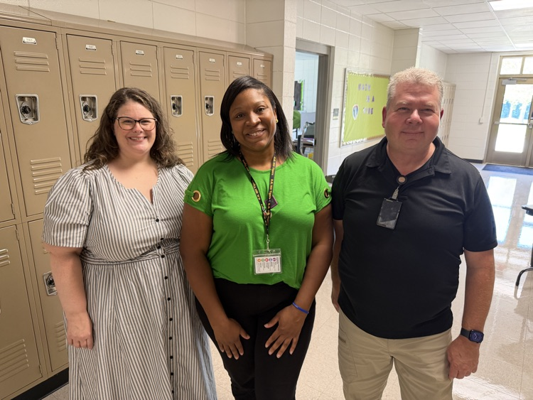 SpartanburgD5's tweet photo. Three more days til the 1st day of class, and we're all smiles at D.R. Hill Middle School! ππ€ #WeAreD5 https://t.co/2OOLeXFlnt