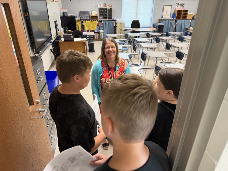SpartanburgD5's tweet photo. Three more days til the 1st day of class, and we're all smiles at D.R. Hill Middle School! ππ€ #WeAreD5 https://t.co/2OOLeXFlnt