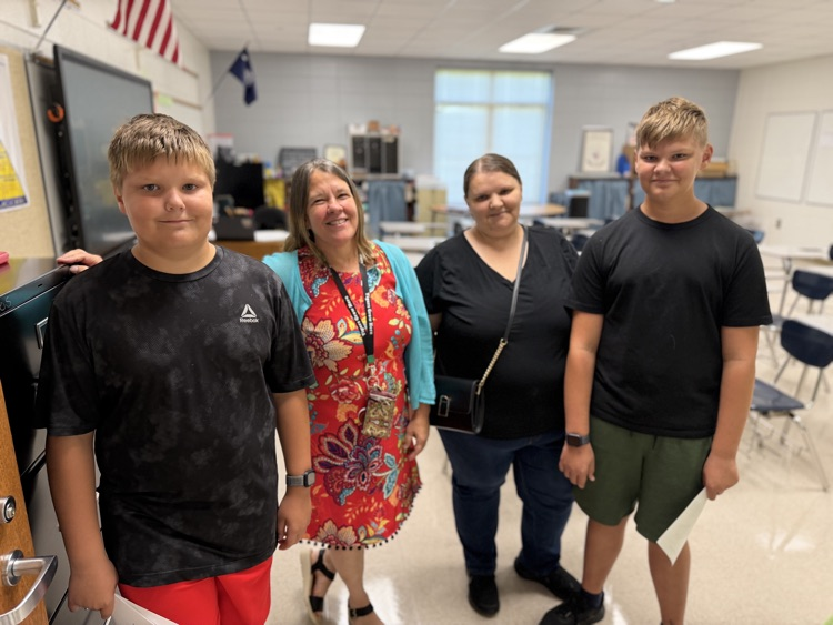 SpartanburgD5's tweet photo. Three more days til the 1st day of class, and we're all smiles at D.R. Hill Middle School! ππ€ #WeAreD5 https://t.co/2OOLeXFlnt