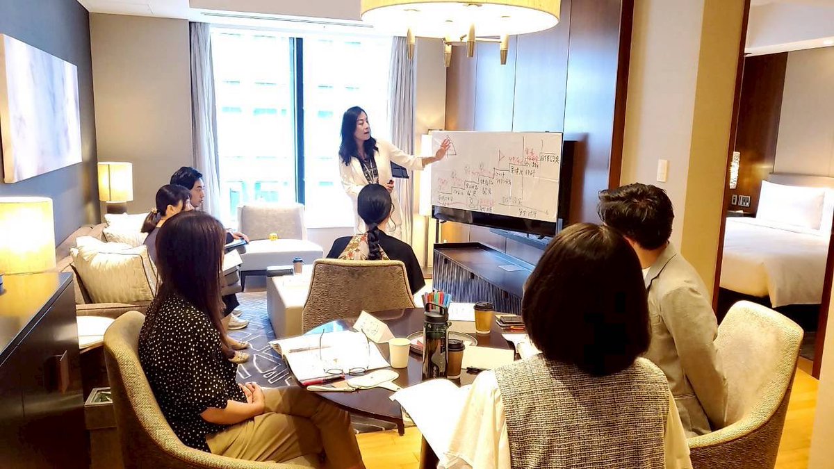 Utaka_Luxury's tweet photo. 🗣️8/25火・26水 ブランディング講座開催
「ブランド」を感じる空間で学ぶ2日間
🏨会場：アスコット丸の内東京
エグゼクティブルーム

🔹特徴
学ぶ『場所』も教材の一つ
「知識」として学ぶだけではなく
『体験』も大切にしています

ホテルというブランド空間に身を置き
空間、サービス、過ごす時間まで含め
「ブランドは、どう体験として伝わるのか」を感じていただければと思っています

🔹まなぶこと
1️⃣誰に、どのような価値を届けるのか
2️⃣なぜ、このブランドでなければならないのか
3️⃣その価値を、どのように一貫した体験へ変えていくのか

☝️2日間の講義とワークを通し
ブランディングの基本から
実際のビジネスで活用できるブランド構築の考え方まで
体系的に学びます

🔹このような方にオススメ
✅ブランディングを一度きちんと体系的に学びたい
✅自社や自分のブランドを見直したい
✅感覚ではなく、ブランド構築の『型』を身につけたい

そんな方におすすめの2日間です

🔹開催概要

📍 ブランド・マネージャー認定協会 ベーシックコース
日時：2026年8月25日（火）・26日（水）10:00〜18:00
会場：アスコット丸の内東京 エグゼクティブルーム
担当講師：相澤 詩香
受講後、オンライン試験合格により「ブランド・マネージャー2級資格」を取得できます。

詳細・お申し込みはこちらから
https://t.co/Iz5jJhdxZr
