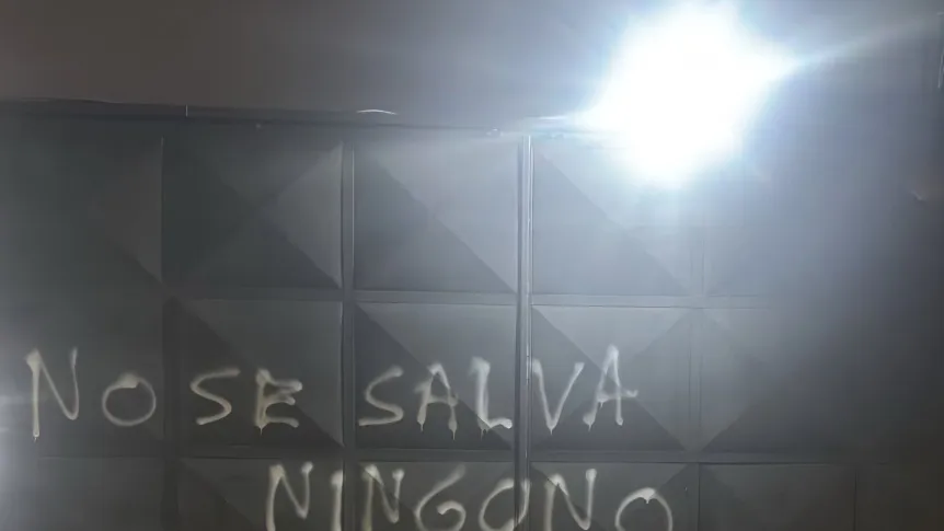 AlertaArgNews's tweet photo. 🚨🇦🇷 “HAY BALAS PARA TODOS”

Tras la derrota ante Deportivo Madryn, aparecieron pintadas en las inmediaciones del estadio de All Boys con amenazas contra jugadores, cuerpo técnico y dirigentes: “No se salva ninguno, van a cobrar todos”. https://t.co/ksDY7HWayd
