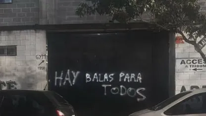 AlertaArgNews's tweet photo. 🚨🇦🇷 “HAY BALAS PARA TODOS”

Tras la derrota ante Deportivo Madryn, aparecieron pintadas en las inmediaciones del estadio de All Boys con amenazas contra jugadores, cuerpo técnico y dirigentes: “No se salva ninguno, van a cobrar todos”. https://t.co/ksDY7HWayd